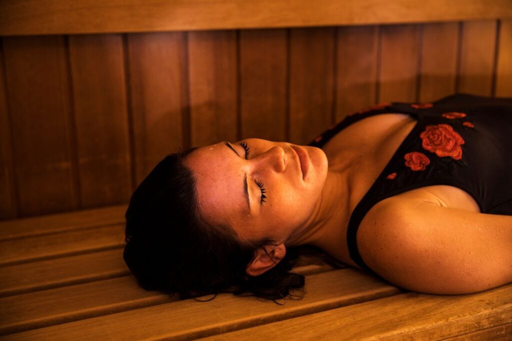 Mujer disfrutando de la sauna finlandesa