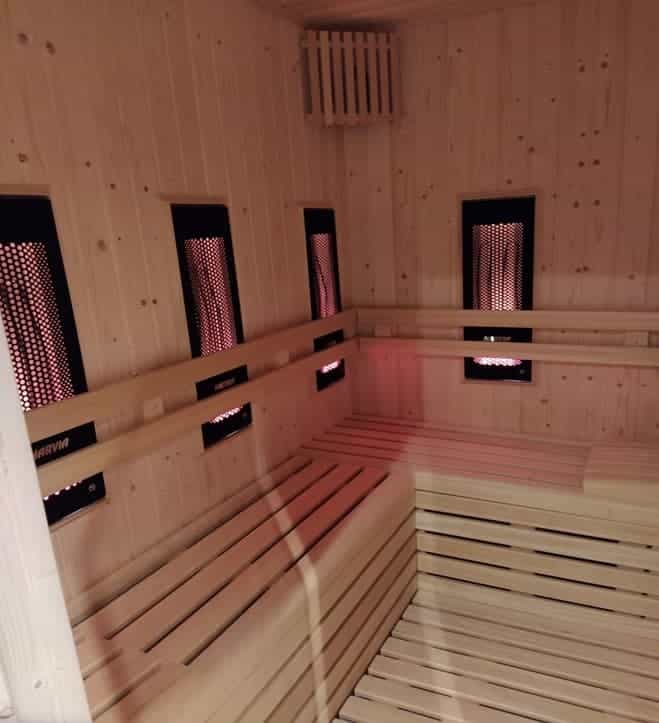Interior de una sauna de infrarrojos.