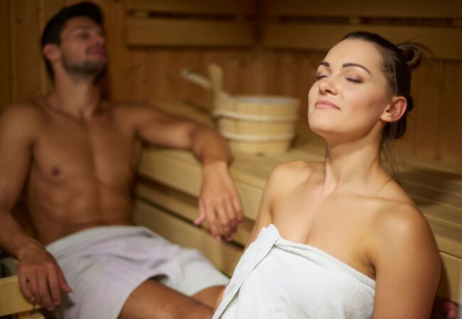 Pareja disfrutando los beneficios del sauna