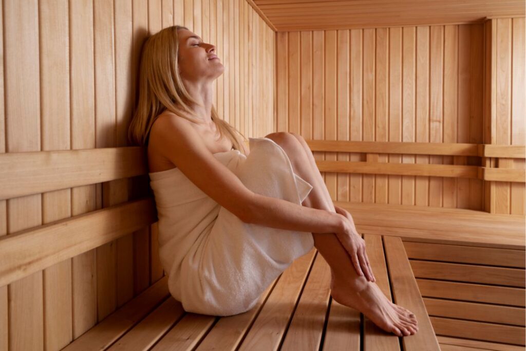 primer plano mujer relajandose sauna