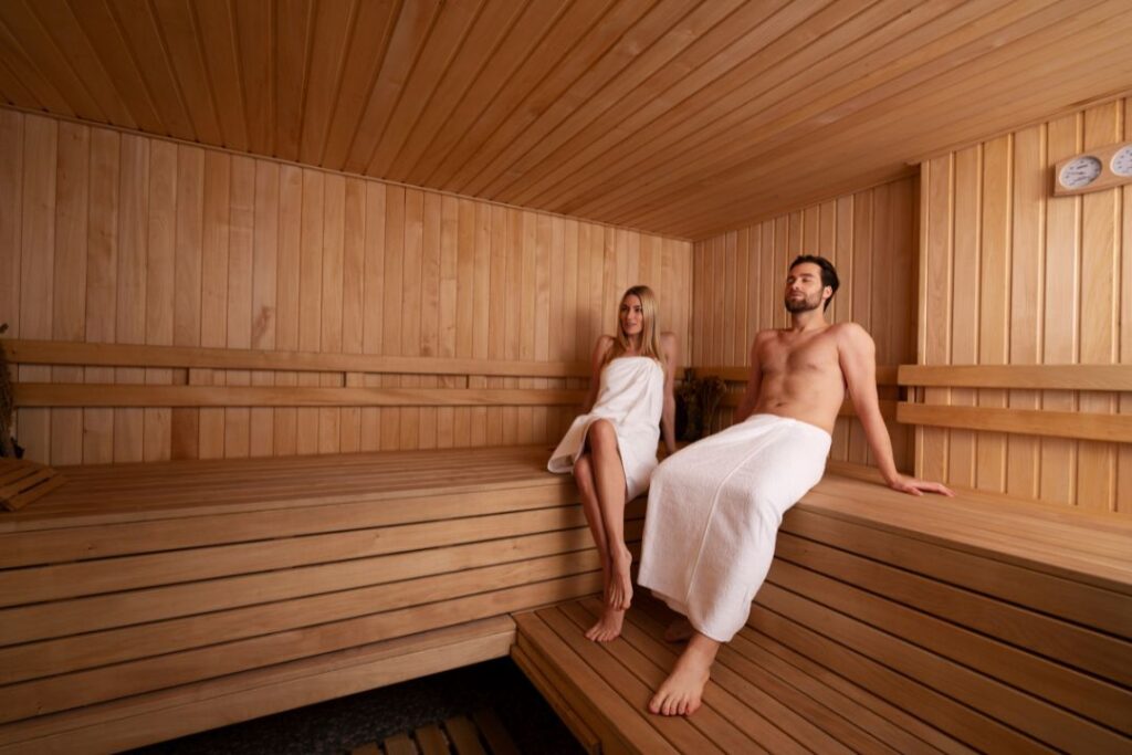 sauna pareja relajante
