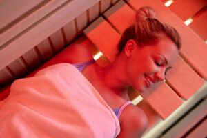 Mujer joven disfrutando los beneficios de la sauna de infrarrojos