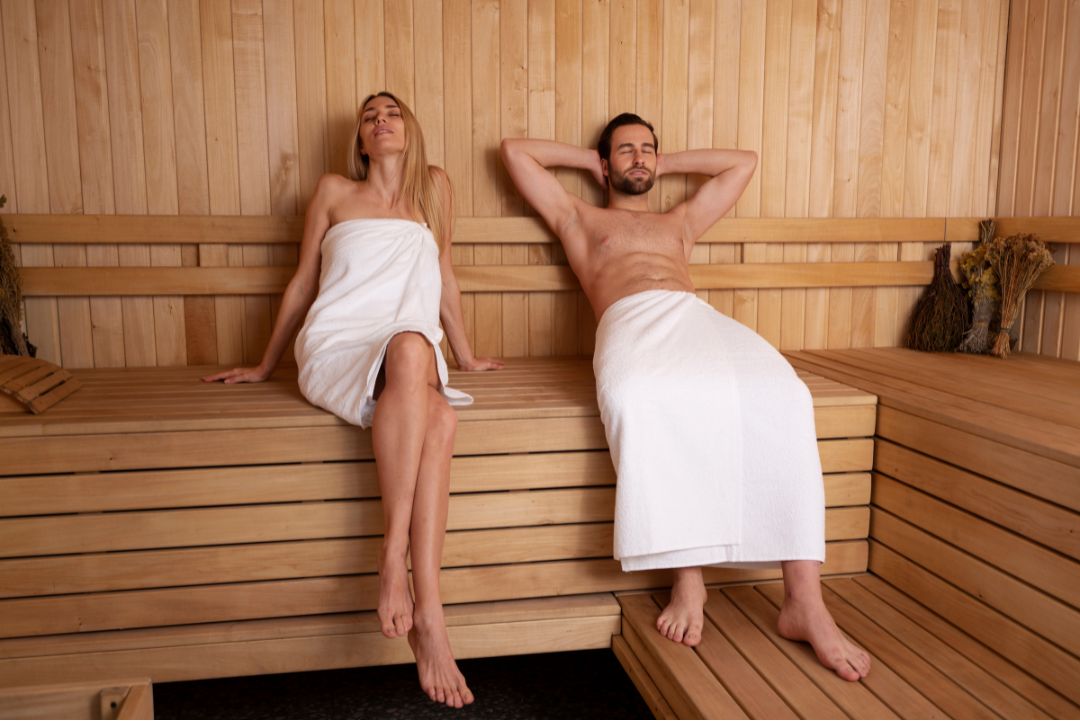 Pareja disfrutando de sauna