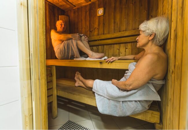 adultos mayores disfrutando de sauna finlandesa o infrarrojos