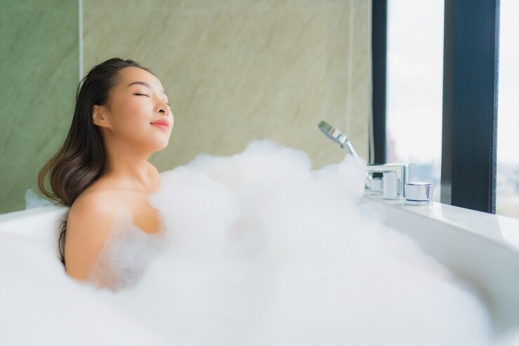 Mujer en jacuzzi disfrutando de zona wellness