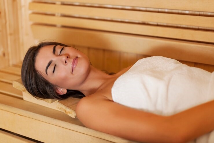 Mujer joven relajada en sauna