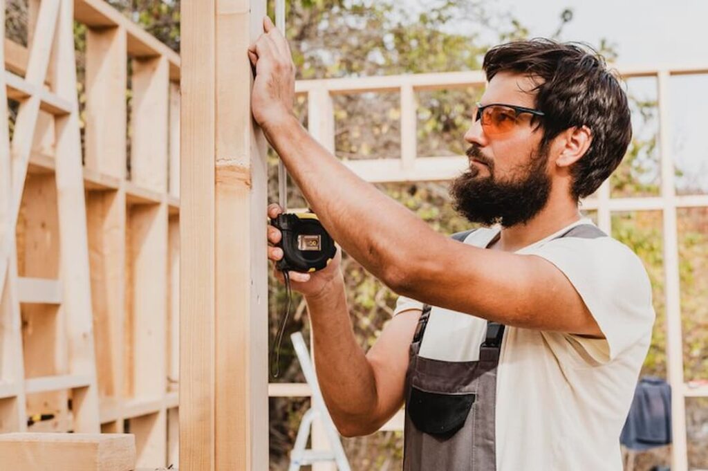 hombre construyendo un sauna en casa