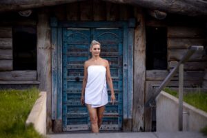 Mujer entrando a sauna ecológica