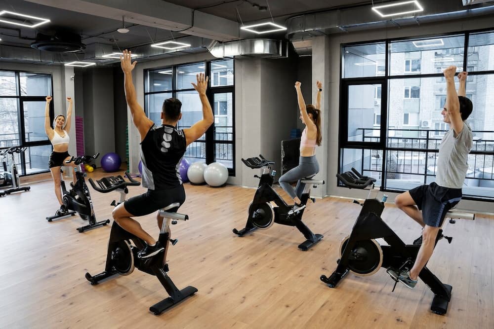 Rentabilidad de una máquina de rayos UVA en centros estéticos 1 Personas ejercitándose en el gym