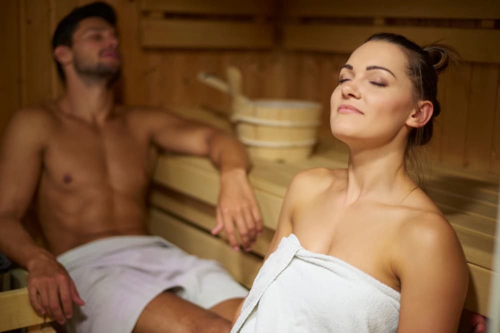Pareja relajándose en la sauna