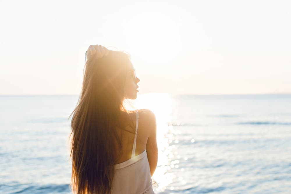 Mujer expuesta al sol en la playa