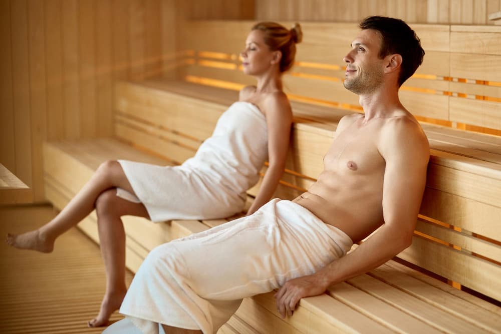 Pareja relajada en la sauna