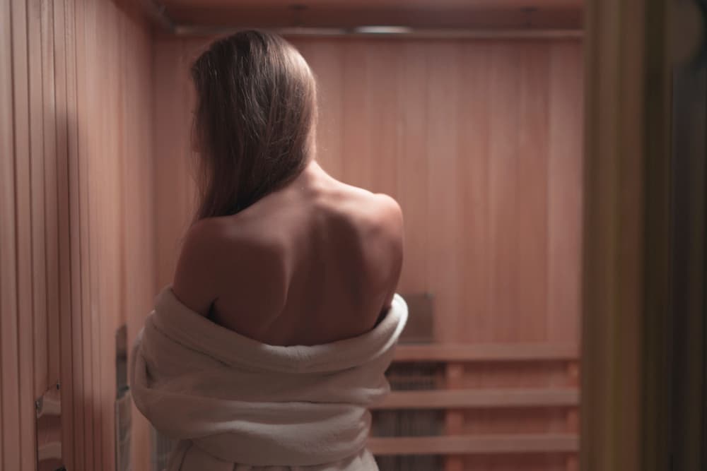 mujer de espaldas en la sauna