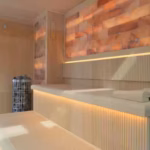Sauna a medida con pared de sal del Himalaya fabricada por AVILSA