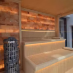 Sauna a medida con pared de sal del Himalaya fabricada por AVILSA