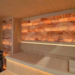 Sauna a medida con pared de sal del Himalaya fabricada por AVILSA