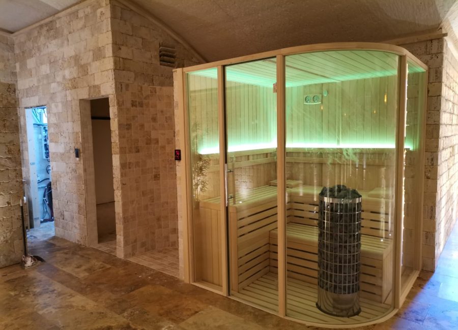 Sauna finlandesa interior con puertas acristaladas